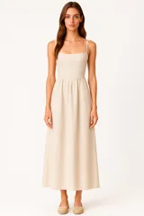 Vestido midi color beige de lino y viscosa, con breteles finos, escote cuadrado, punto smock en la espalda y bolsillos laterales.