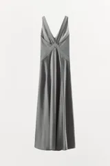 Vestido largo gris de satén con escote en V, tirantes finos y aberturas laterales.