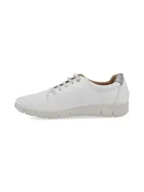 Sneaker de cuero blanco con talón dorado, cordones finos y suela beige con diseño anatómico.
