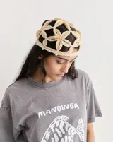 Casquete de crochet color beige con diseño de flores.