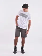 Remera blanca de corte slim fit con estampado frontal de líneas horizontales negras que forman la palabra 'Trust' y la frase 'In Yourself'.