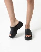 Suecos de goma color negro, con plataforma de 4,5 cm.