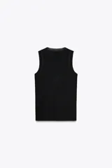 Top negro de punto liso, cuello redondo y sisa.