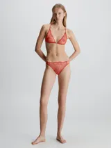 Brasier de encaje rojo sin forro ni relleno, con copas triangulares y tirantes ajustables, diseñado para una estética elegante y cómoda.