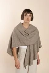 Ruana corta de lana color marrón con terminación de crochet hecho a mano. Prenda cómoda, versátil y fácil de combinar.