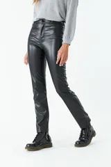 Pantalón de tiro medio color negro, con acabado brillante y diseño ajustado.