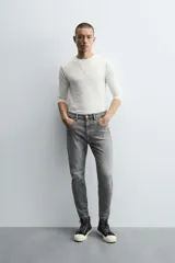 Pantalón de jean color beige, corte skinny, tiro medio, largo cropped y cinco bolsillos.