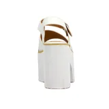 Sandalias blancas de cuero sintético con plataforma alta y tira ancha con hebilla en el tobillo.