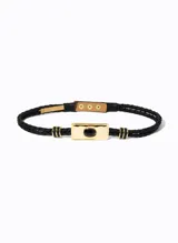 Cinturón negro trenzado de cuero, con hebilla rectangular dorada con piedra negra.