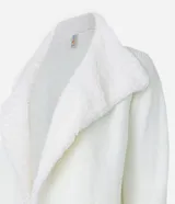 Cardigan alargado color blanco, con cuello virada, forro de pelos y confeccionado en punto pesado. No tiene cierre.