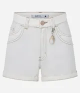 Short de mujer de corte regular en sarga de algodón, color blanco crudo, con cintura con trabillas, cierre de botón y cremallera, y bolsillos delanteros dobles. Incluye un colgante decorativo de caracola en el pasante del cinturón.