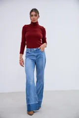 Polera de cuello alto color bordó, de tejido acanalado y manga larga.