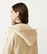 Buzo blanco de algodón y poliéster con capucha, cordón de ajuste, manga larga, abertura frontal con cremallera y bolsillos delanteros.