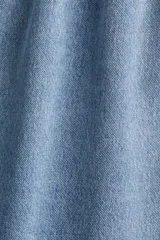 Short holgado de denim celeste con cintura elastizada y cordón de ajuste.