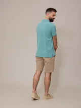 Remera polo celeste de piqué de algodón, corte clásico, con cuello y mangas acanalados.