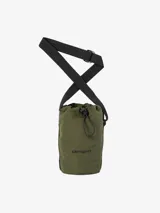 Bolso tipo bucket color verde militar, con correa larga negra regulable. Tiene cierre de cordón ajustable y logo de la marca bordado en negro.