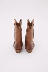 Botas texanas marrones de eco cuero, con bordado decorativo en la caña y tacón medio.