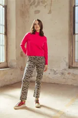 Zapatillas deportivas de cuero color beige con detalles en lila y amarillo.