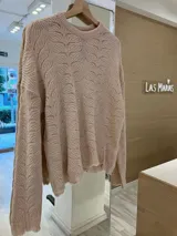 Sweater de punto color rosa pálido con diseño calado de hojas.