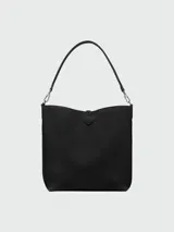 Bolso tipo hobo de cuero color negro, con asa de hombro ajustable y cierre superior con broche metálico.
