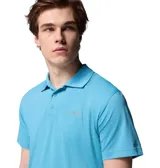 Remera tipo polo celeste de manga corta, con logo de la marca bordado en el pecho. Confeccionada con tejido transpirable Omni-Wick™ y protección solar Omni-Shade™ UPF 50.