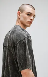 Remera negra con efecto nevado, cuello redondo y corte oversize.