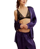 Bralette negro de encaje con forro color piel, breteles finos regulables y espalda con cierre de gancho.