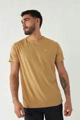 Remera gris de algodón con cuello redondo y logo bordado en el pecho.