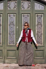 Pantalón de jean ancho con pinzas en los costados, de tiro alto y corte palazzo.