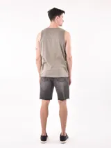 Musculosa color verde militar con estampado de palmeras en blanco y negro.