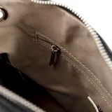 Bandolera negra de símil cuero graneado con correa bicolor regulable y herrajes plateados. Tiene un bolsillo externo con cierre y dos bolsillos internos, uno con cierre y otro abierto.