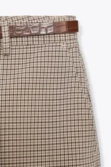 Pantalón de tiro alto con estampado a cuadros en tonos beige y marrón, con bolsillos delanteros y falsos bolsillos traseros. Incluye cinturón marrón con hebilla metálica.