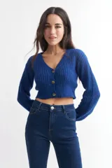 Cardigan tejido color azul eléctrico, con escote en V, cierre frontal con botones y mangas largas abullonadas.