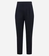 Pantalón zanahoria negro de punto roma, con cintura lisa, bolsillos laterales y pliegues delanteros.