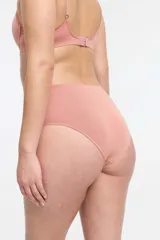 Bombacha clásica color borgoña de microfibra sin costuras, con tiro medio y fundillo de algodón.