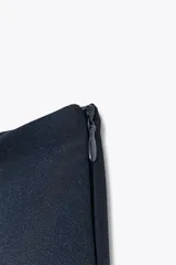 Falda pantalón corta color azul marino, de tiro medio, con abertura en el delantero y cierre lateral con cremallera oculta.