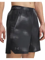 Short deportivo Under Armour Vanish Woven para hombre, color negro con estampado abstracto en gris oscuro y logo de la marca en el muslo izquierdo. Confeccionado en tejido ligero y transpirable de secado rápido.
