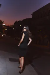 Vestido midi color gris topo, de cuello camisero y escote pico con manga corta. Tiene detalle de drapeado lateral y cierre frontal con botones metálicos.