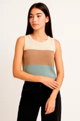 Musculosa de viscosa con diseño color block en tonos beige, marrón y celeste. Tiene cuello redondo y calce al cuerpo.