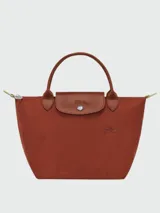 Bolso de mano de diseño sencillo y elegante, hecho de material reciclado en color marrón, con asas cortas y logo de la marca.