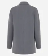 Blazer gris de sastrería, corte oversized, con cuello con solapas, manga larga y bolsillos frontales.