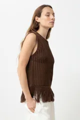 Top tejido calado color chocolate, sin mangas y con flecos en el ruedo.