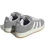 Championes Adidas Campus 00s grises de gamuza con las tres tiras blancas y suela color caramelo.
