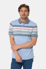 Remera polo de piqué celeste con rayas horizontales de colores pastel, cuello y mangas en azul.