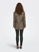 Blazer largo con estampado de leopardo, solapas de muesca, cierre frontal con dos botones y bolsillos delanteros con solapa.