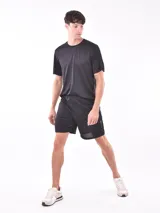 Short deportivo negro de poliéster con cintura elástica y logo estampado en la pierna.