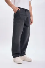 Pantalón de jean negro de corte skater, de tiro medio y pierna ancha.