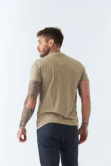 Remera color arena con cuello redondo y logo bordado en el pecho.