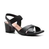 Sandalias de cuero negro con taco bloque, tiras cruzadas en el empeine y pulsera elástica en el tobillo.