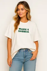 Remera blanca con estampado azul con la frase "IN VACANZA".
